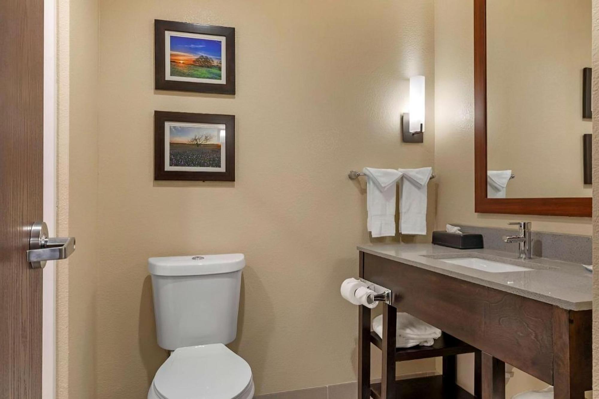 Hotel Comfort & Dfw West 3*